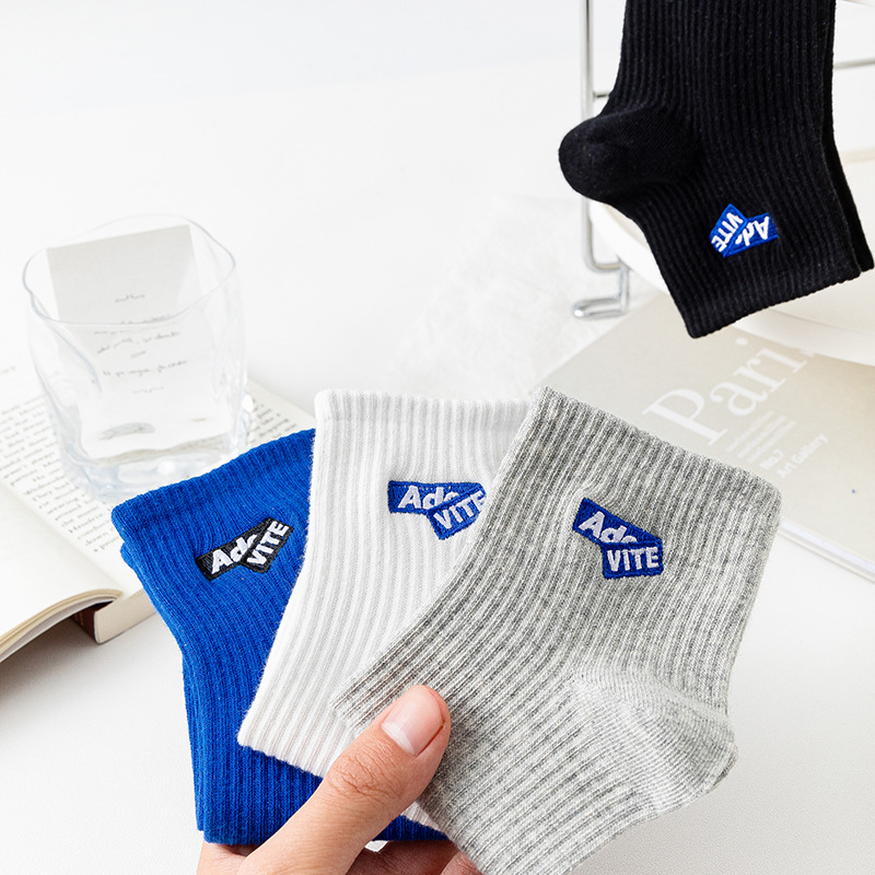 Algodón de color sólido primavera y verano unidireccional botón calcetines bordados letras rayas absorben sudor en el deporte de tendencia