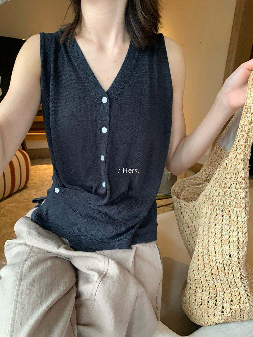 Áo len cổ lọ nữ V-line xếp chéo tay không — màu đen, màu trắng, yến mạch chi tiết 6