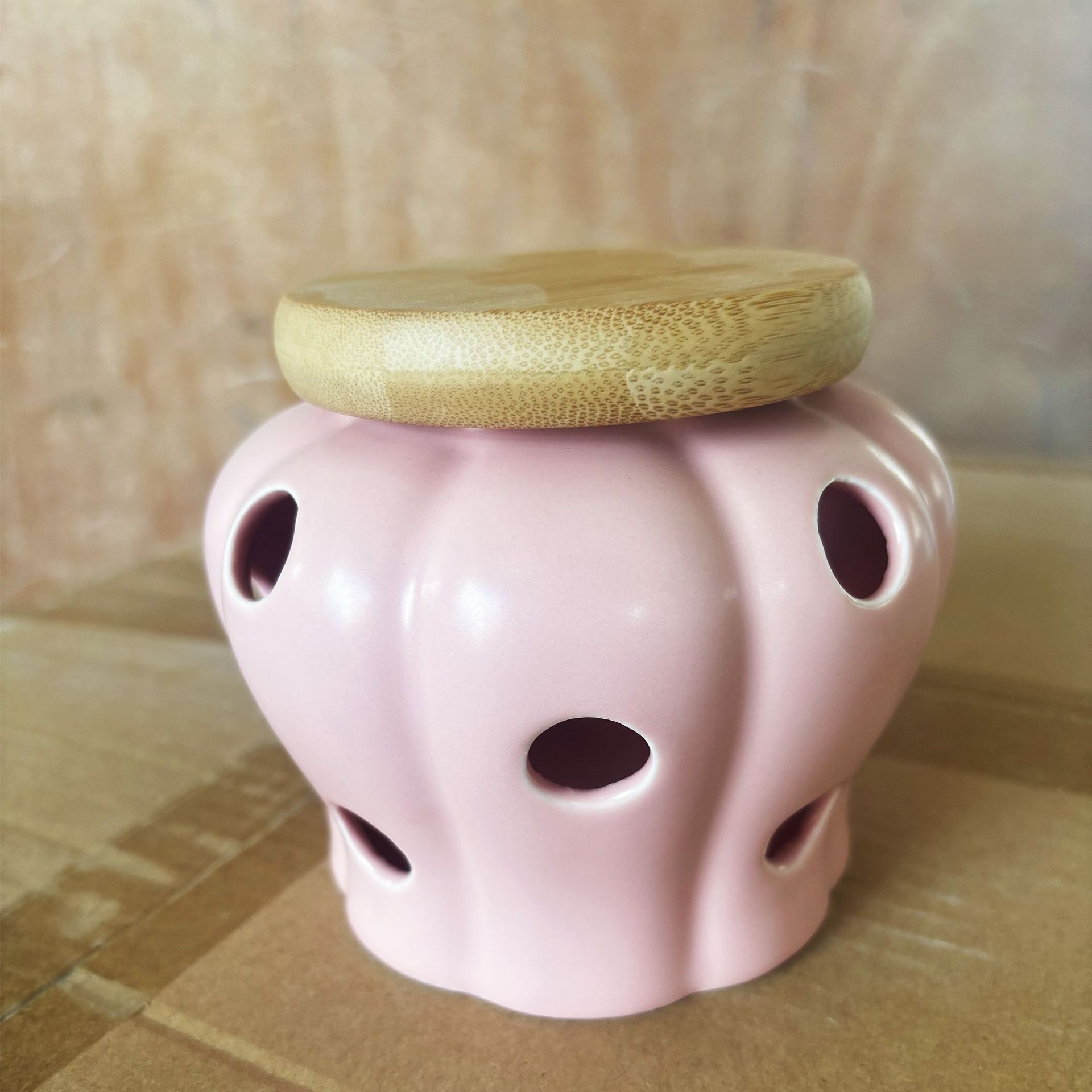 Jarra de almacenamiento de cerámica hueca transfronteriza ajo jengibre caja de almacenamiento de pimienta seca cocina ventilación tarro de almacenamiento tarro de calabaza