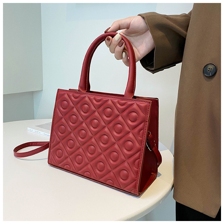 Retro Solid Color Handbag Fashion Shoulder Bag Casual Rhombus Embossing Messenger Bag display picture 1