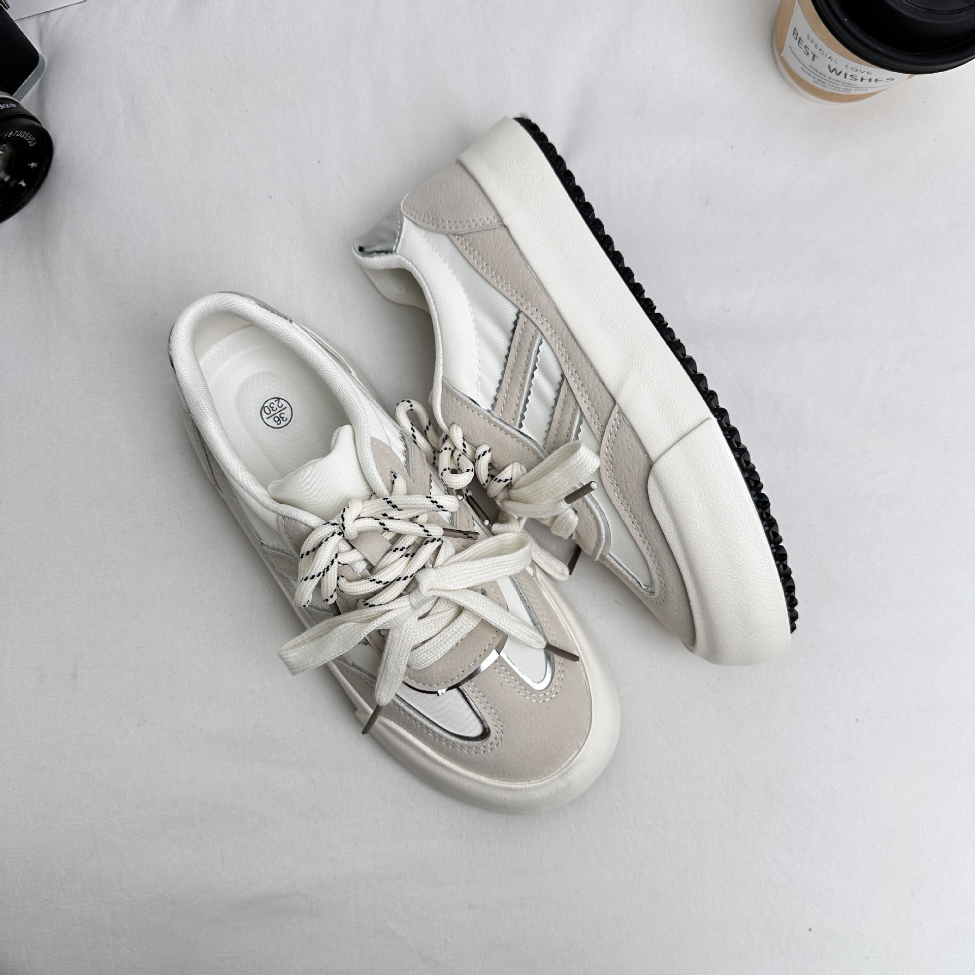 6633 plantillas de látex/zapatos de entrenamiento alemanes explosivos zapatos de mujer primavera nuevo estilo 2025 zapatos de tabla de punta redonda todo fósforo zapatos blancos pequeños