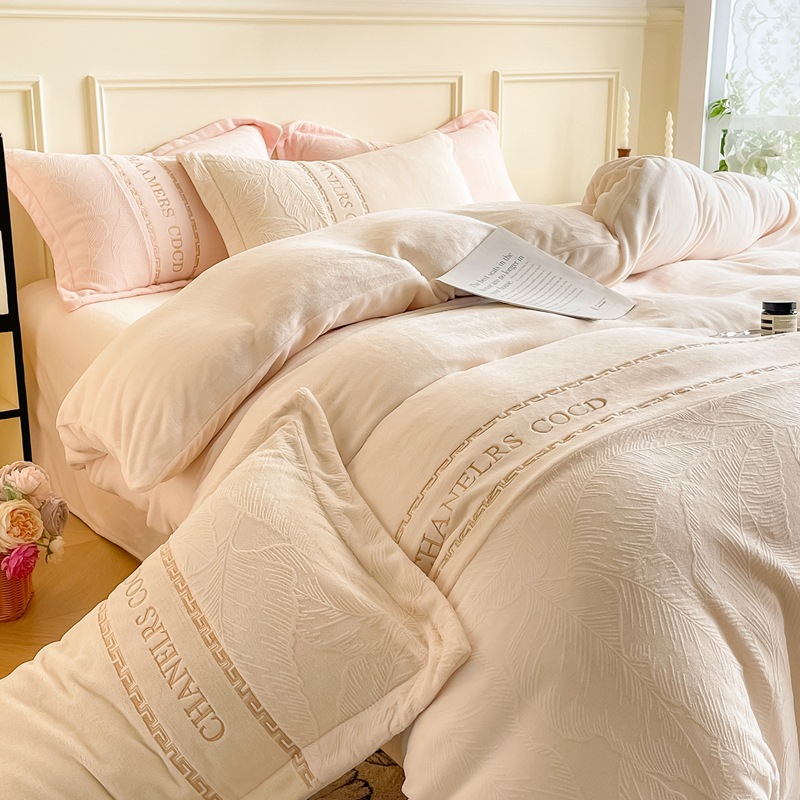 Personalizado engrosado leche de cama de cuatro piezas lujoso tallado y cama de camisa de coral brida sábanas de cama