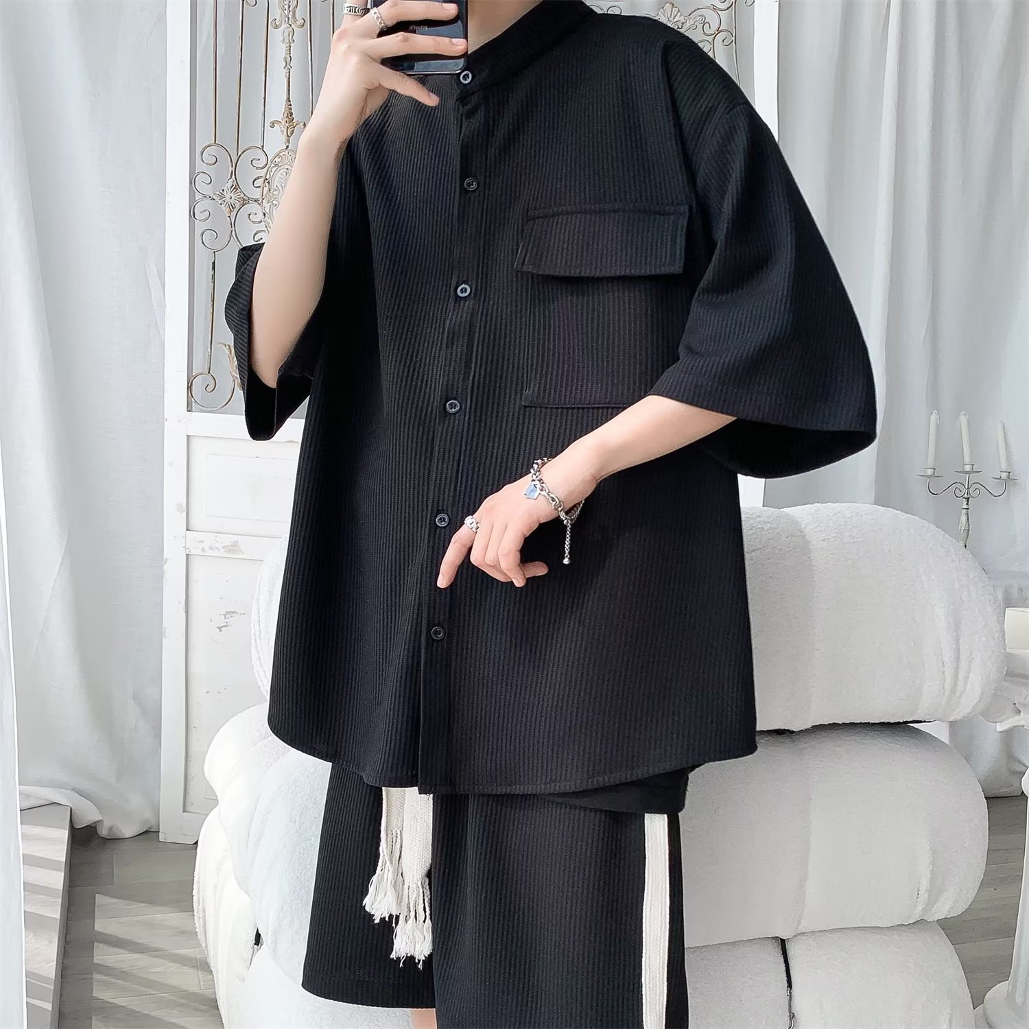 2024 nuevo estilo de moda estilo de Hong Kong de alta calidad traje de caída de seda de hielo pantalones cortos de camisa de manga corta para hombres control de dos piezas para hombres