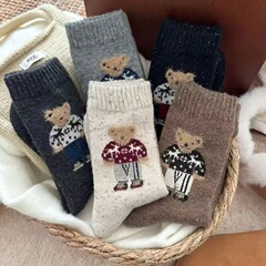 靴下の女性秋冬のかわいいアニメの熊の女性の中筒の保温の中筒とベルベットの厚い山のストッキングの女性