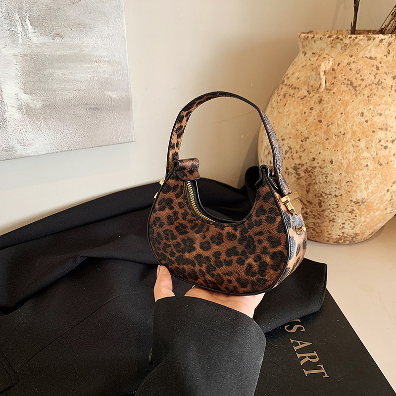 Tendencia nueva bolsa de mujer casual 2024 personalidad coreana de invierno mini media luna temperamento leopardo bolso de mano