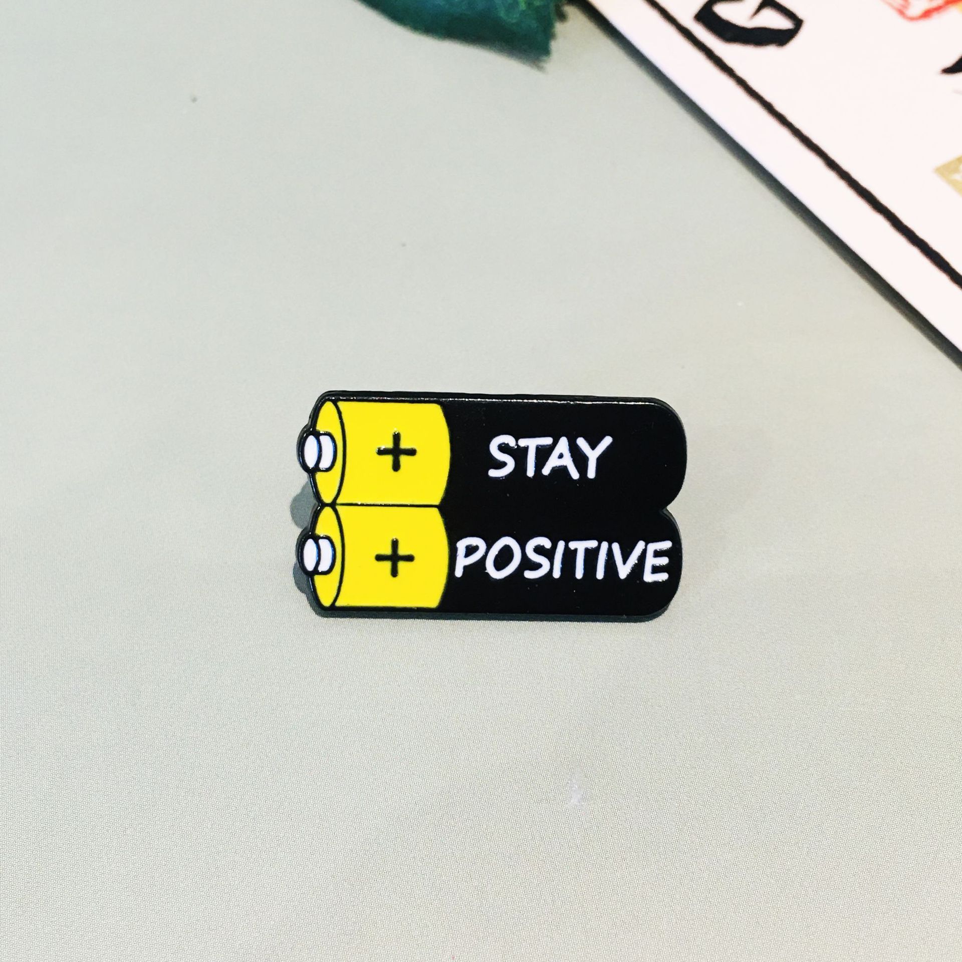 Broche de conversión de estado de ánimo europeo y americano Personalidad Deslizable Electricidad social Emoji Insignia de metal Accesorios de joyería femenina Pin