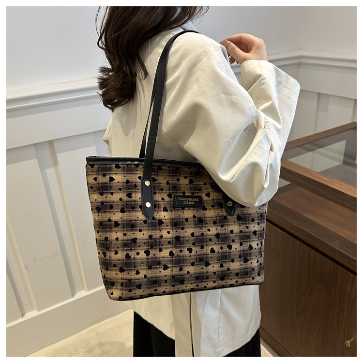 Fashionable large-capacity tote bag for women, new autumn 2024 collection, casual retro single-shoulder bag, commuter handbag, cross-border bag undefined