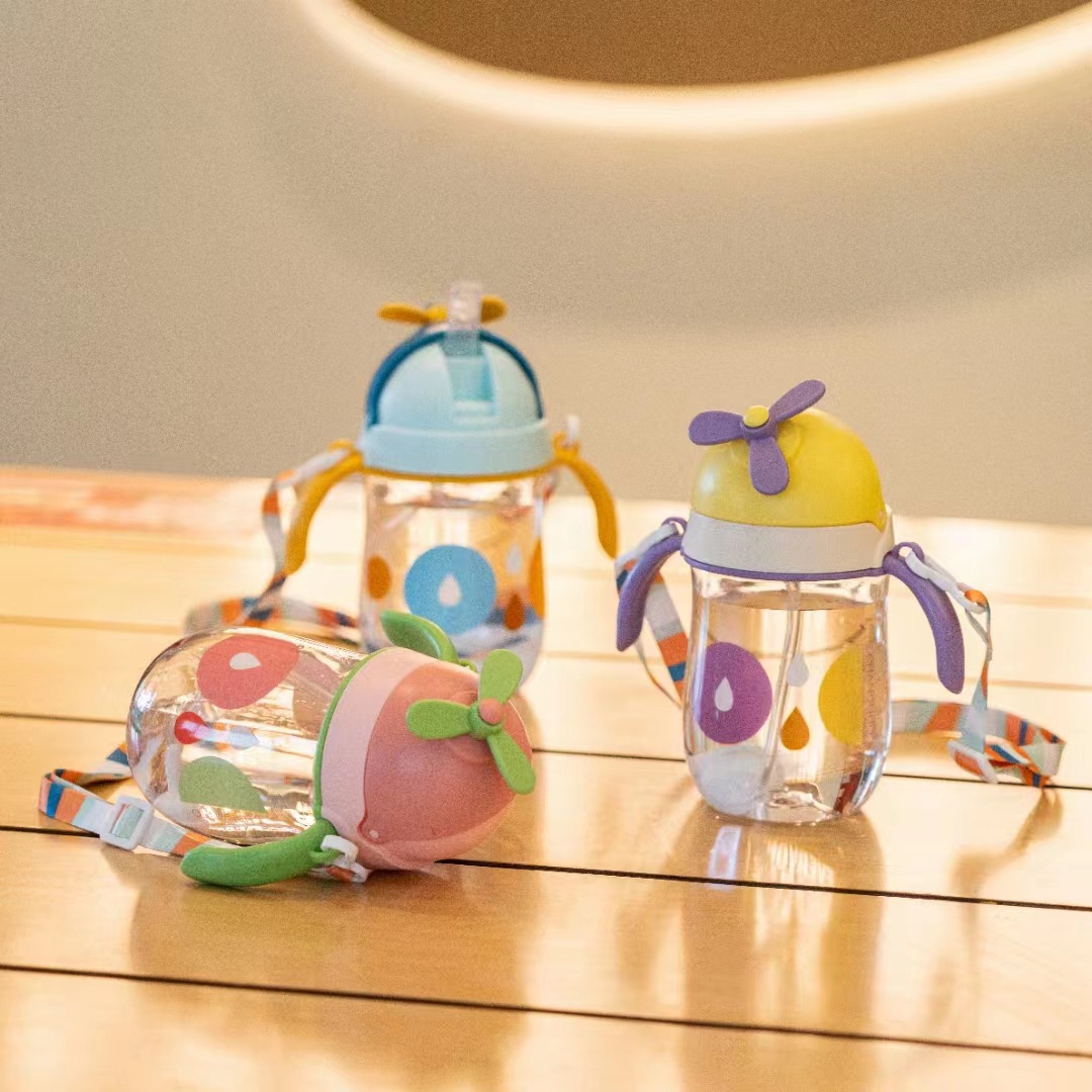 Tianyi 0941 taza absorbente para niños manejar taza de beber ventilador divertido cubierta elástica correa de plástico taza de estudiante al aire libre