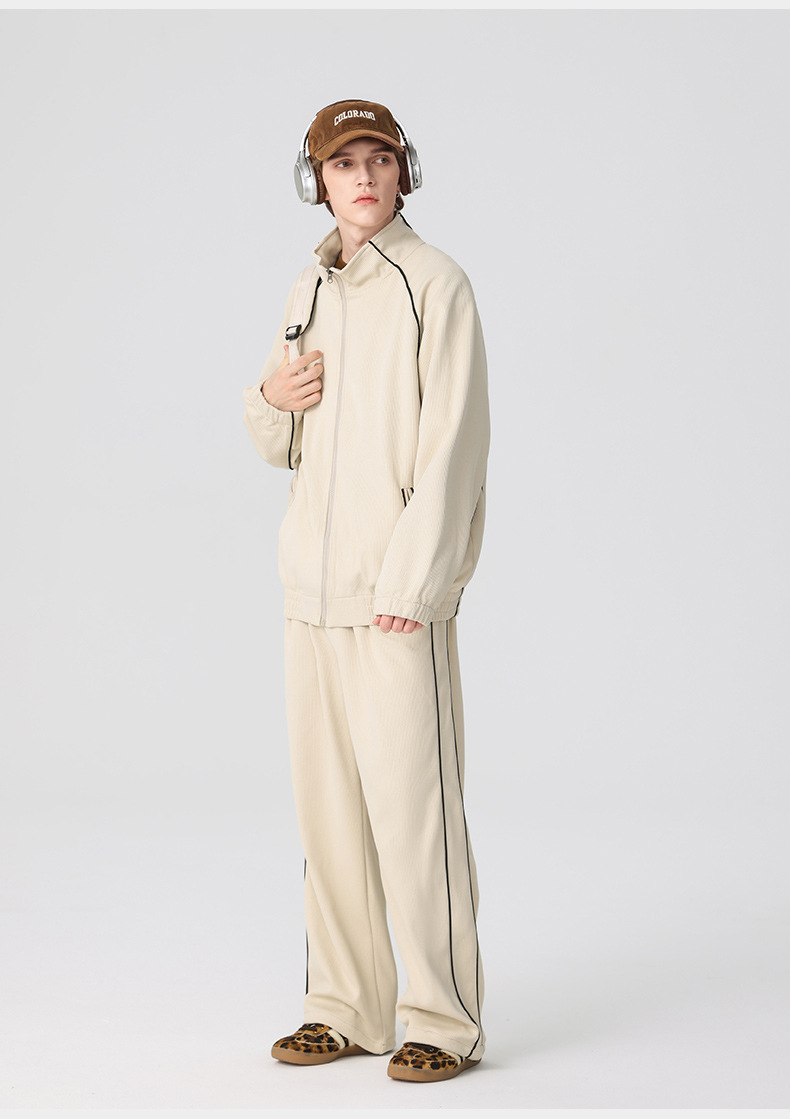 Completo casual da uomo alla moda con colletto alto, giacca, pantaloni a gamba larga, modello cardigan dal design ampio abbinato a pantaloni sportivi_voghion.com