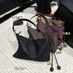 泡泡纹真皮腋下牛角包女2025新款休闲慵懒松弛感单肩包斜挎饺子包