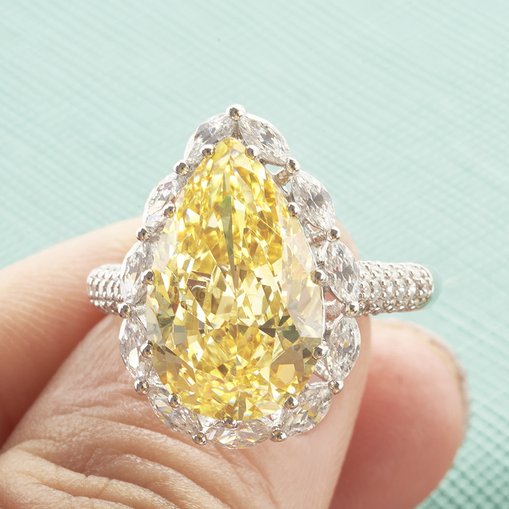 En forma de pera en forma de gota corte amarillo alto carbono diamante anillo de 6 quilates diamante grande Super Flash diamante artificial anillo femenino