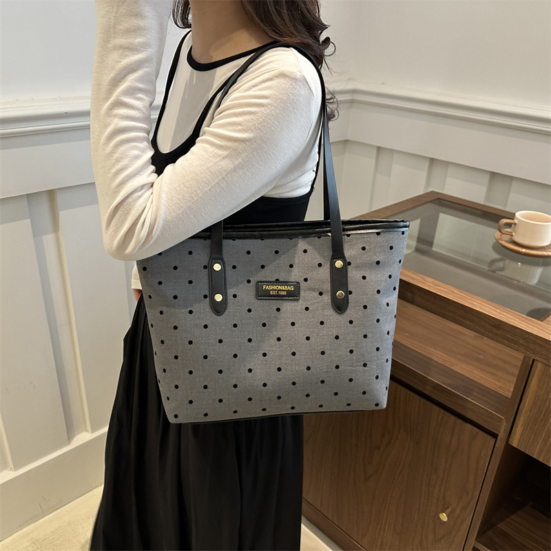 Bolsa de invierno de otoño y invierno de gran capacidad para mujeres 2024 nueva moda onda punto bolso de hombro de moda bolso de mano de viaje