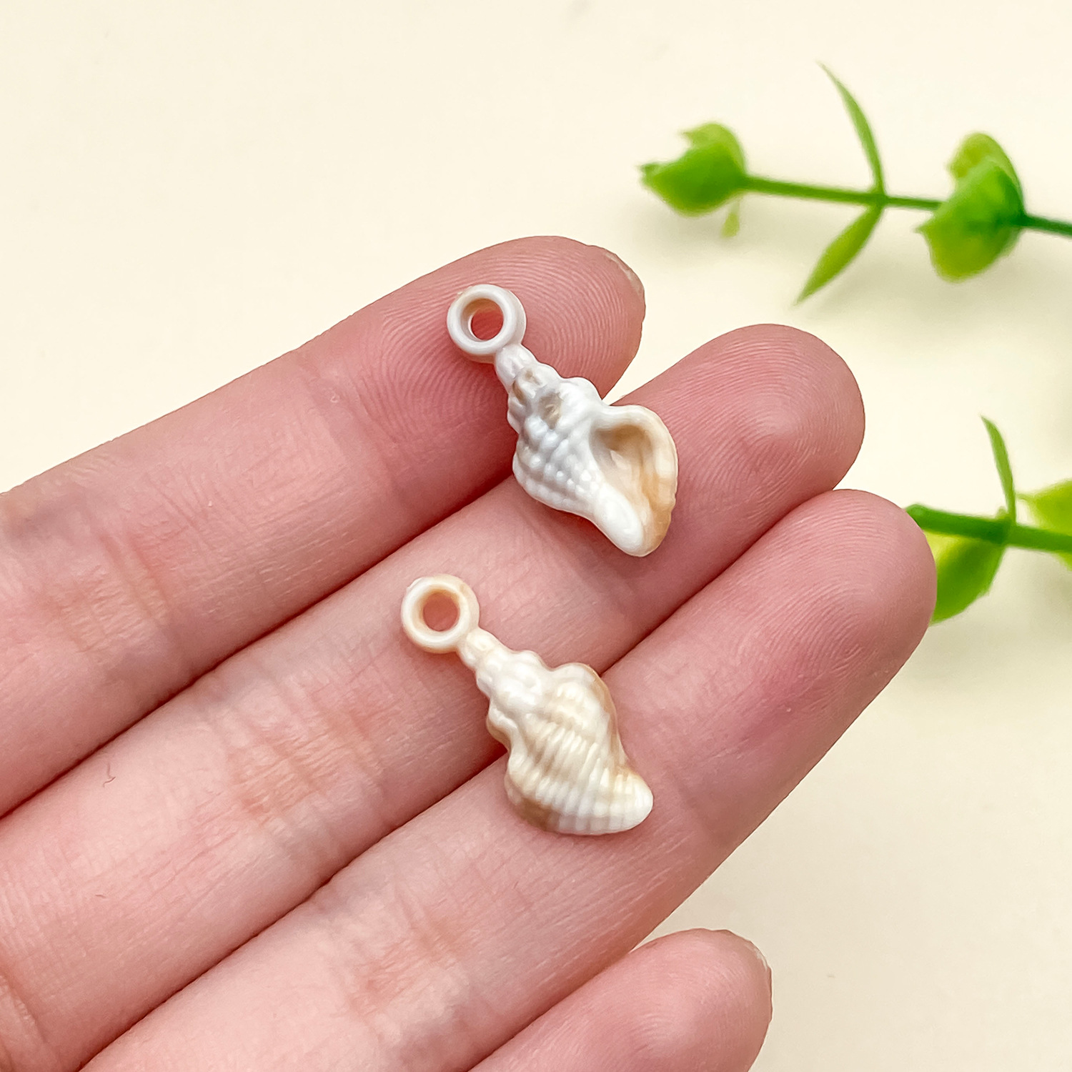 23609-XDX-B121-米黄色亚克力海洋小海螺20x9