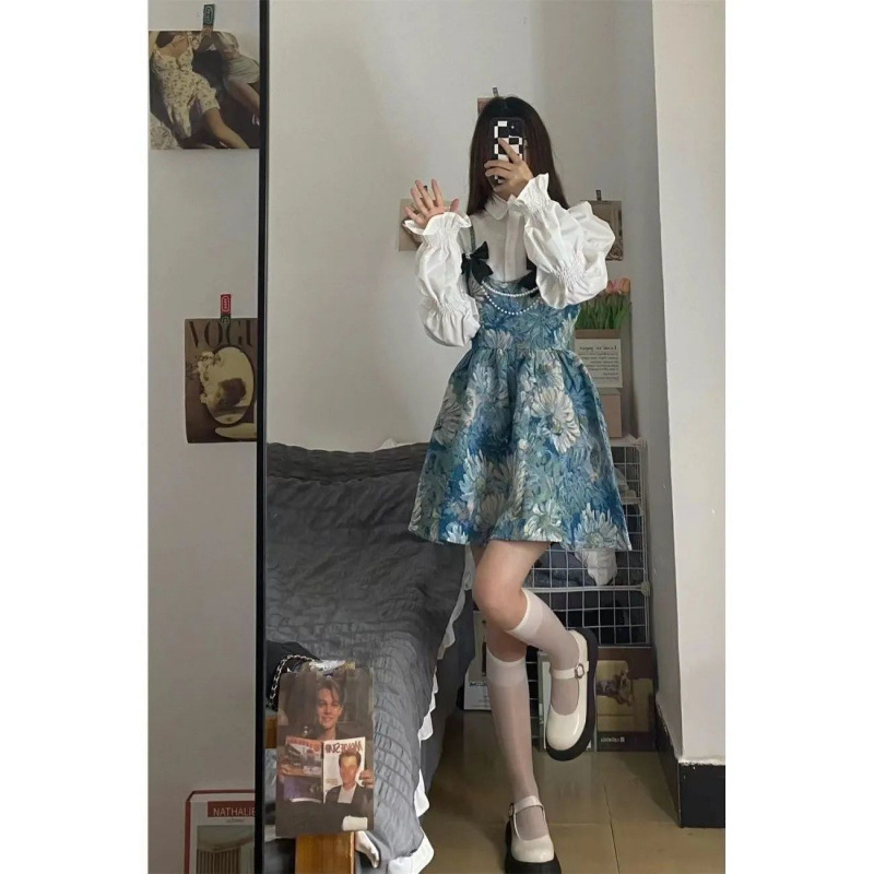 신축성 있는 긴팔 셔츠 + 하늘색 서스펜더 스커트 [프리체인]