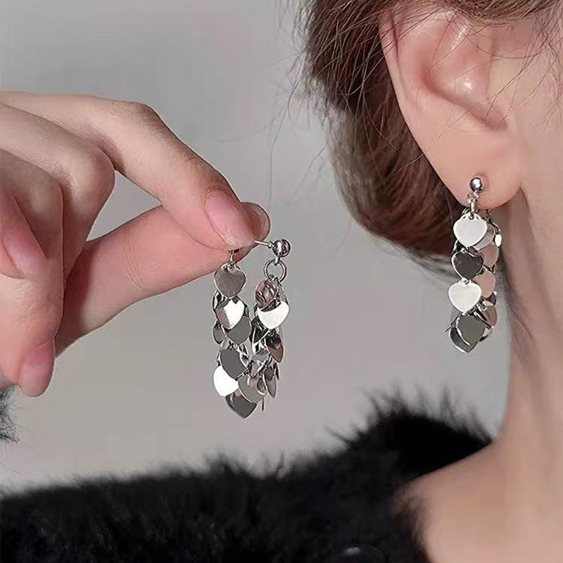 Anillo de metal francés aretes de anillo simple aretes de aretes nuevos estilos de estilo estilo estilo estilo de diseño de nicho temperamento único aretes de mujer cara pequeña