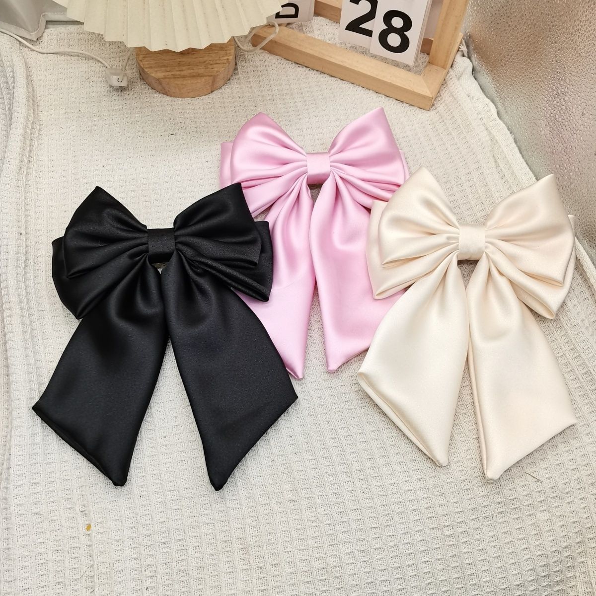 New high-end satin large bow hair clip, in the trendy Instagram style, solid color, with a swallowtail design for the back of the head, and a spring clip for ponytails, designed for women
