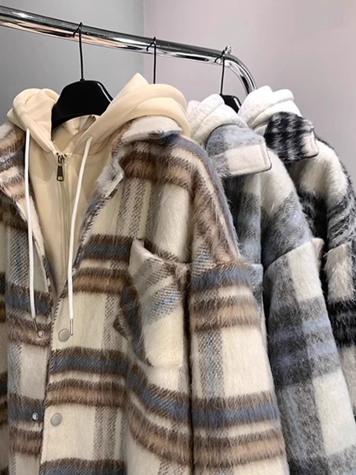 Nuevo estilo americano otoño e invierno falso chaqueta a cuadros de dos piezas para hombres, chaqueta con capucha de estilo de pareja de fragancia pequeña de alta gama para hombres