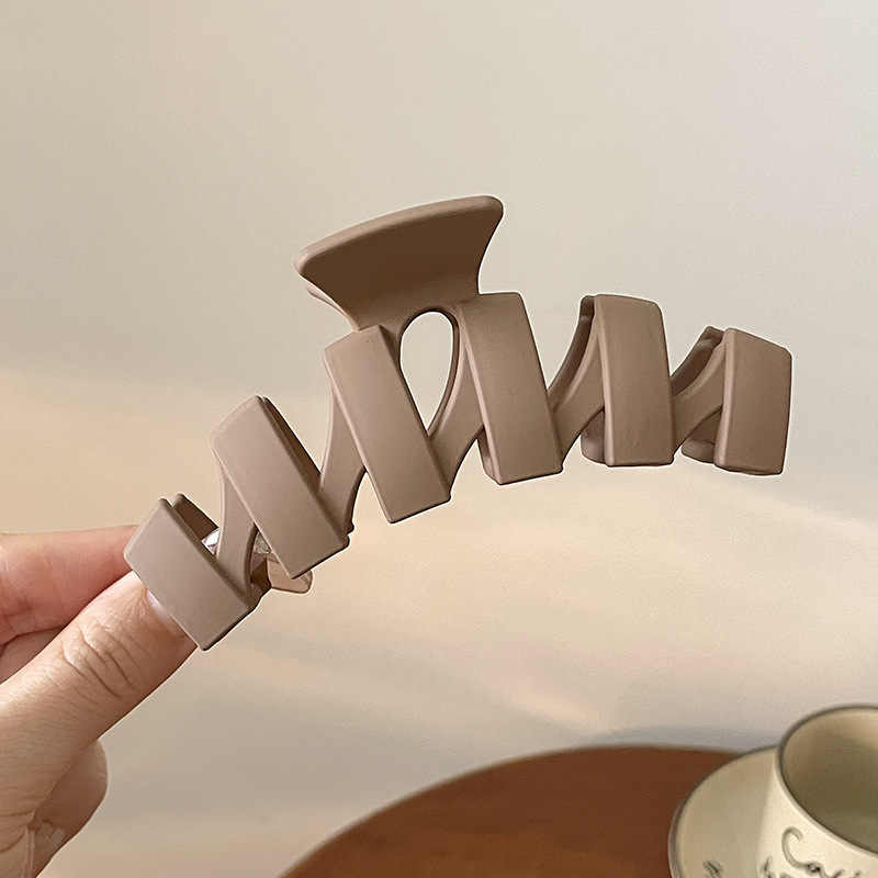 38 # clip de agarre de color café irregular