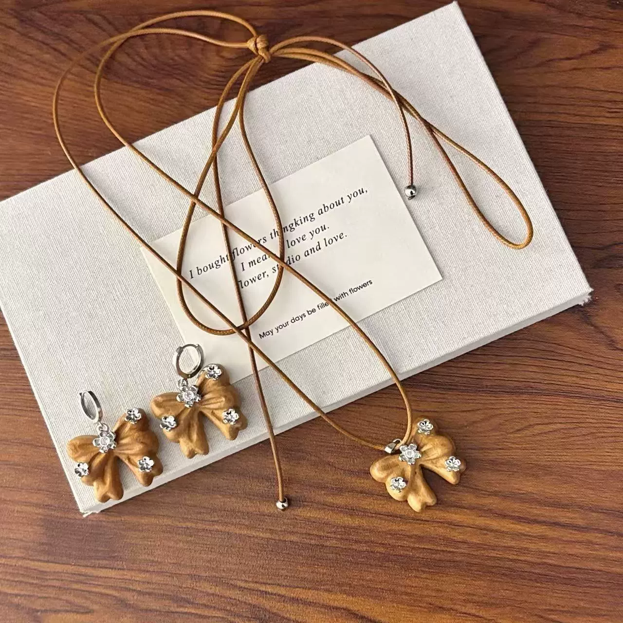 复古可爱童趣花朵木质蝴蝶结抽拉项链长款珍珠毛衣耳环秋冬百搭长