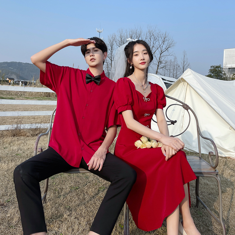다른 빨간 토스트 의류 틈새 디자인 감각 거품 소매 디자인 감각 긴 원피스 남성 셔츠 짧은 소매