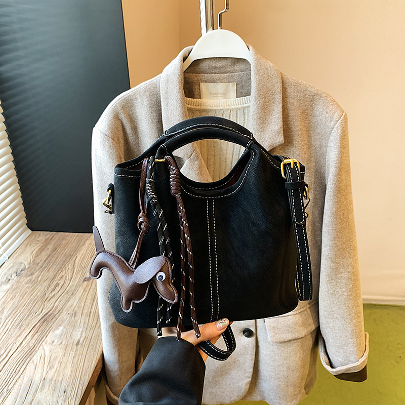 Transfronterizos viajeros bolsas de mano retro mate bolsas de balde de mano mujeres otoño e invierno 2025 nuevo mochila de hombro