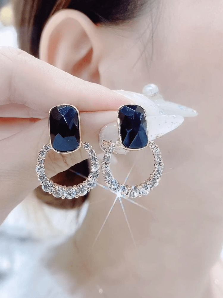 Black elegant retro small design earrings