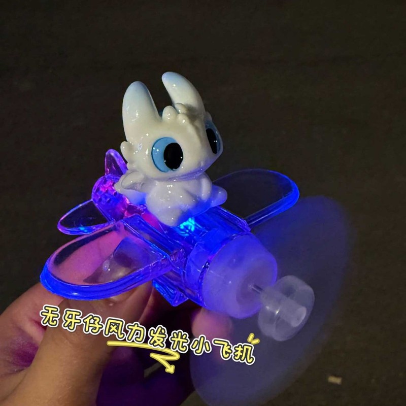 歯のない少年電気自動車オートバイ装飾風力発電小型航空機風力発光ライト車の装飾品車の漫画|undefined