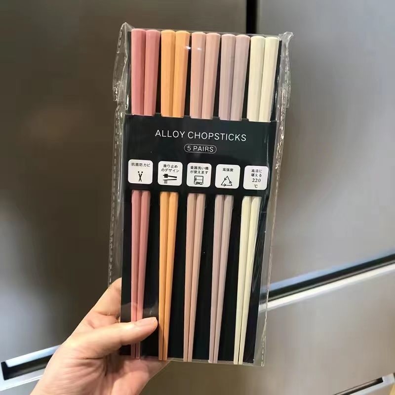 palillos una persona un pequeño libro rojo Morandi color octavo rosa corazón de la niña macarón conjunto de palillos sin pintura