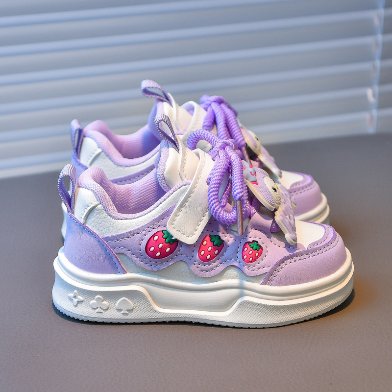 2025 primavera nuevas zapatillas de deporte Cute Girl Strawberry Cartoon Zapatos de deporte para niñas súper suaves antideslizantes Zapatos de princesa