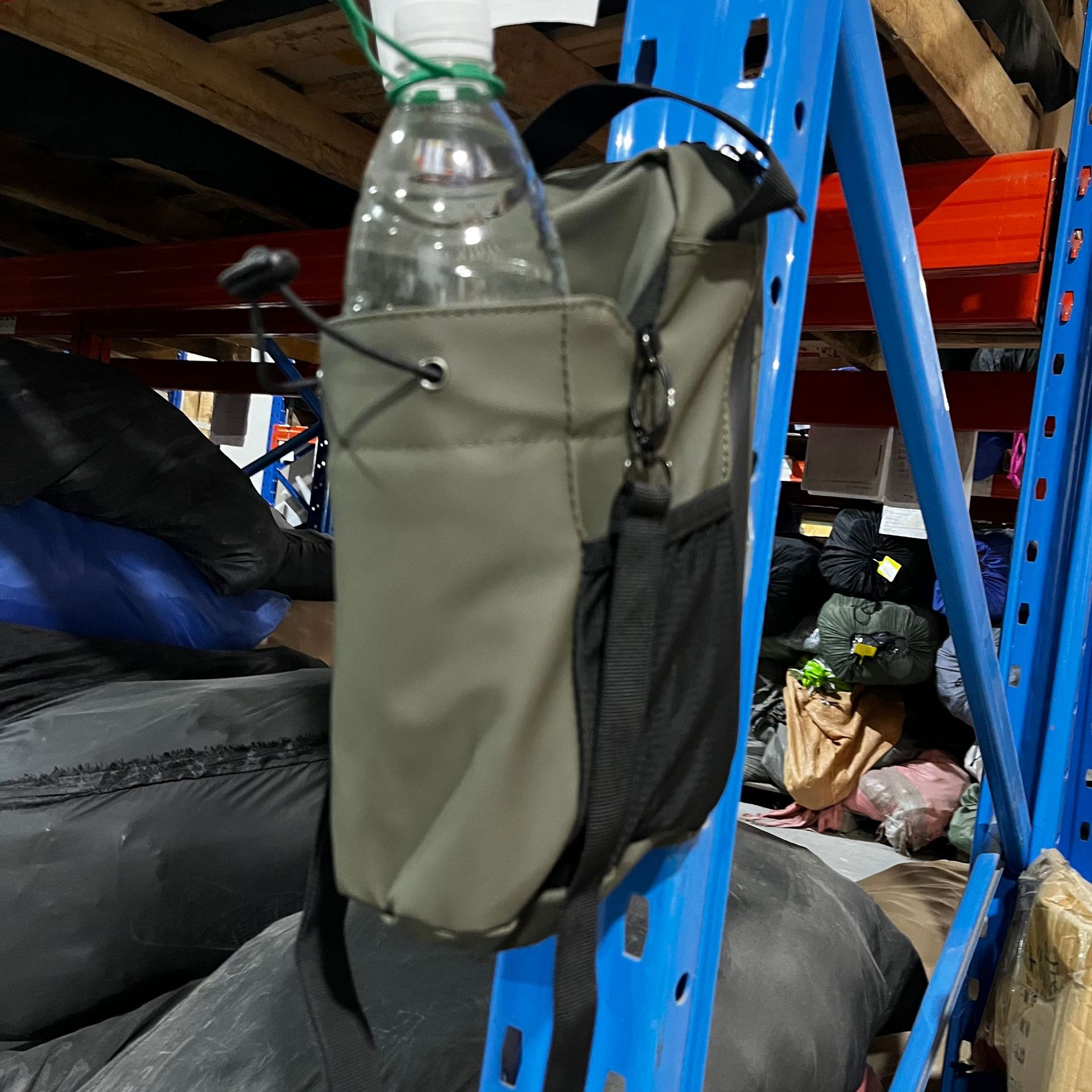 Amazon Venta caliente Yoga Fitness Bolsa de olla de succión magnética de gran capacidad de fitness taza de agua bolsa de mensajero spot de fábrica al por mayor