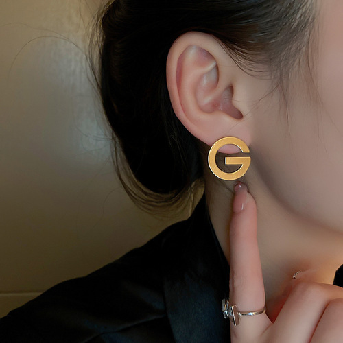 Simple metal letter 925 silver needle earrings, high-end, versatile ins fashion earrings, personalized temperament, Hong Kong style earrings