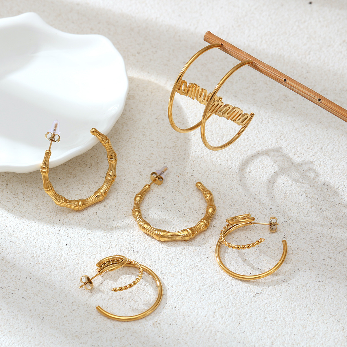 Taina estilo europeo y americano pendientes de acero inoxidable lujo ligero de alto nivel de bambú letras de anillo exagerado pendientes para mujeres no se desvanecen