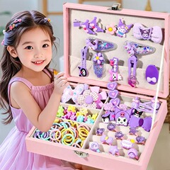 クロミの女の子が高級ギフトボックスを飾っています。3歳から6歳までの子供の誕生日プレゼントです。