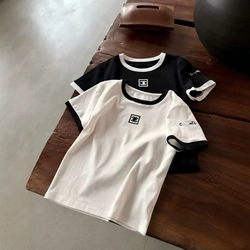 Xiaoxiang's New Summer Style Color-Blocked Ribbed Edge T-Shirt with Square Embroidery, Slim Fit, Flattering, Versatile for Commuting, Short Sleeve, in Stock