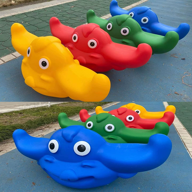 Детская площадка с ротационным формованием: маленький цветочный четырехместный качели-качалка, мультяшный дельфин, красочная луна, качающийся банановый плот.