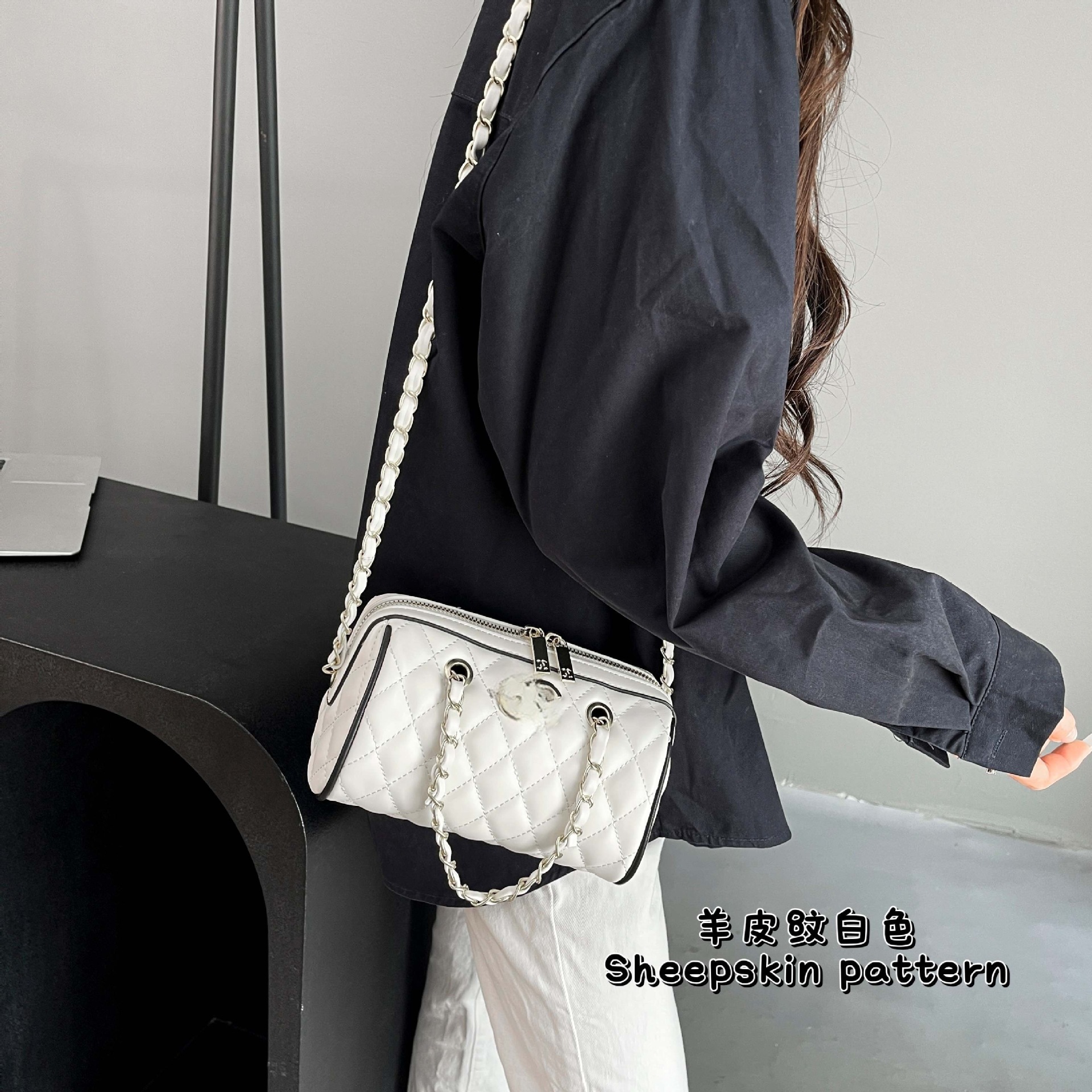Sheepskin pattern white