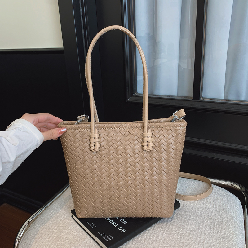 Bolsa de trenzado de nicho transfronterizo de comercio exterior para mujeres 2025 nueva gran capacidad de transporte de viaje bolsa de mano mochila de hombro