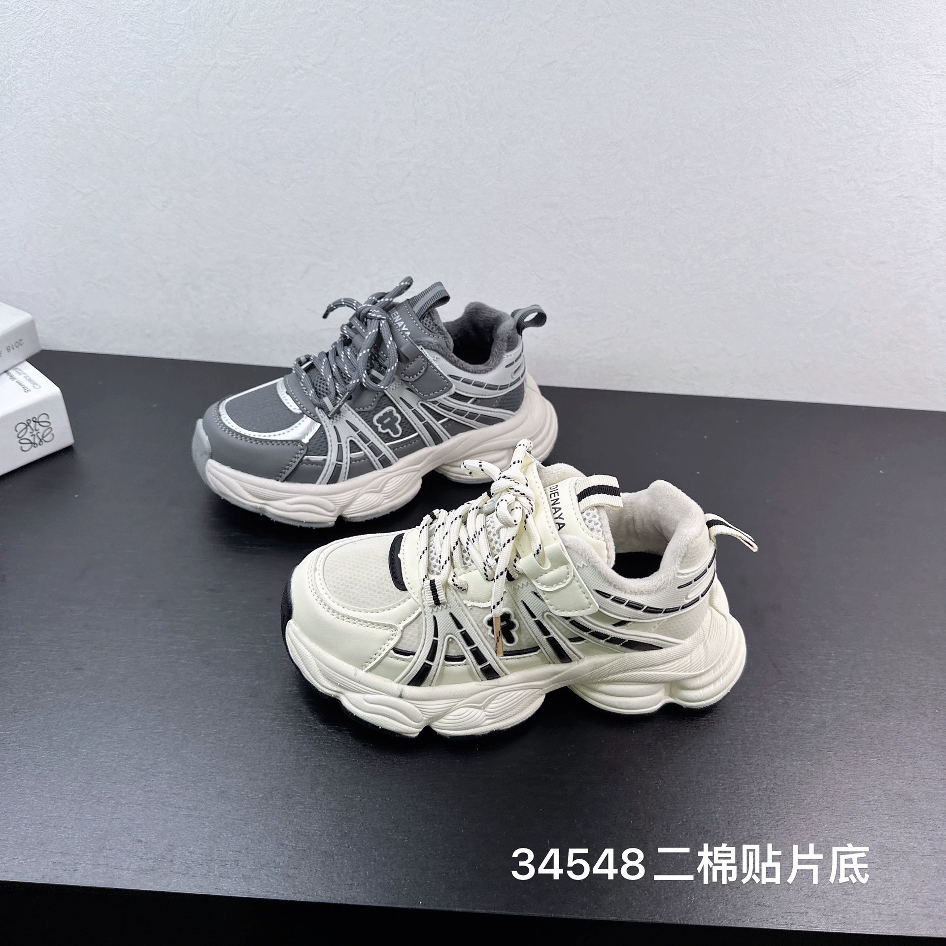 Кожаные кроссовки для детей 2025 новая весна новая красивая детская беговая обувь нескользящая и износостойкая универсальный папа обувь