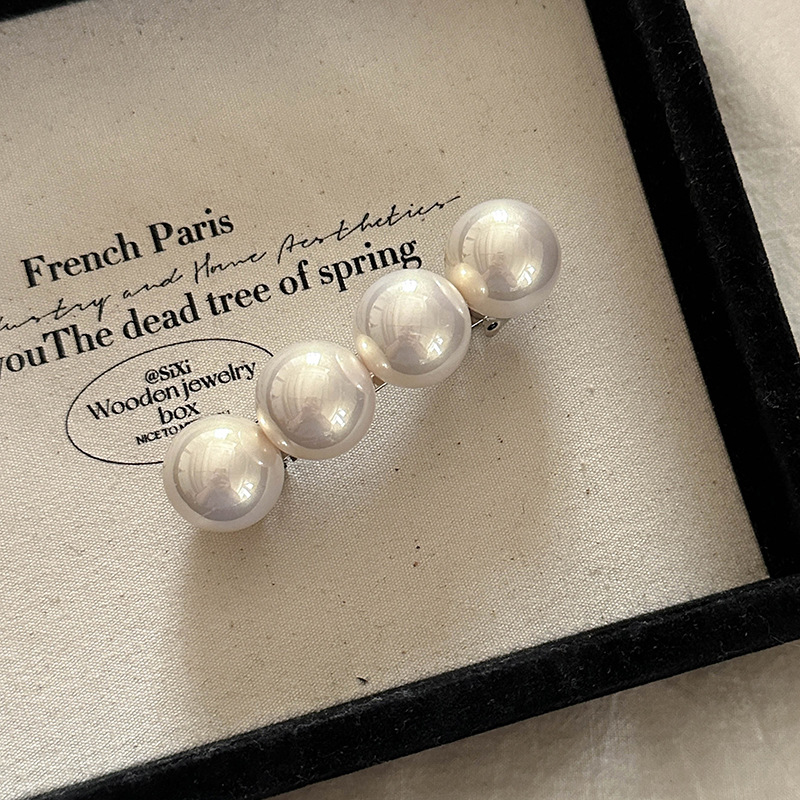 新商品の高級感のある大粒の真珠の一字のスプリングはシンプルな気質の髪飾りを挟みます。