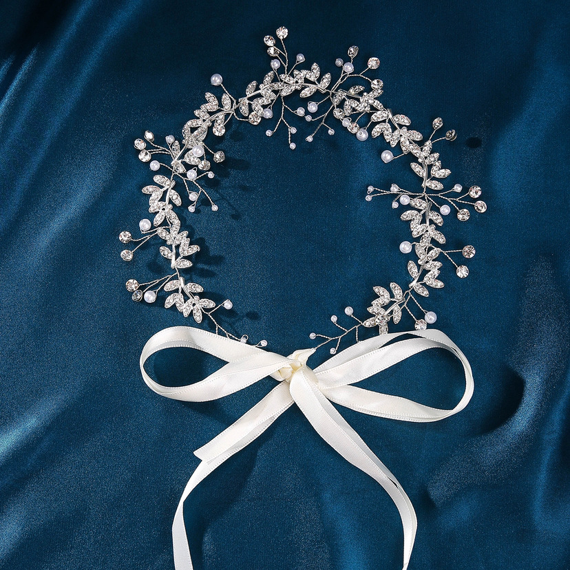 Coroa de noiva com flores brancas e véu de pérolas para cabelo_voghion.com