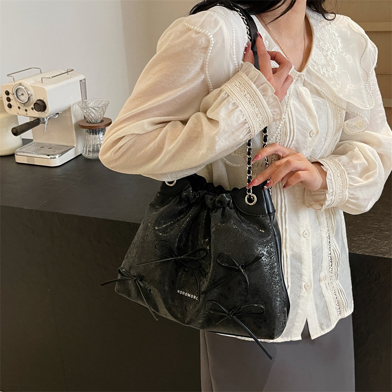 Bolsa de arco de moda explosiva para mujeres 2024 verano nuevo simple versátil bolso de brazo bolso de tendencia de viaje