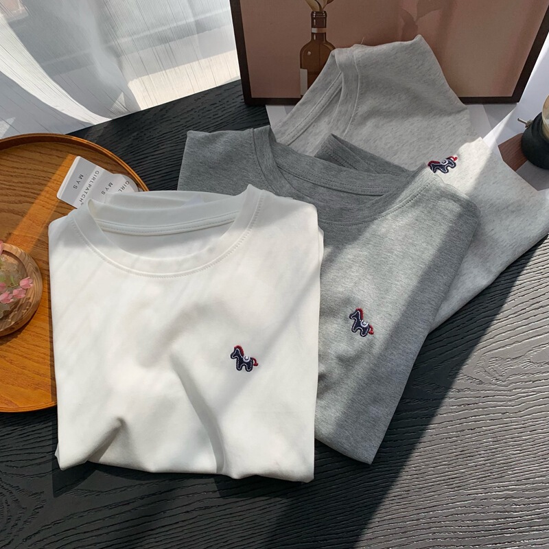 Real Shot ◆ Thirteen Lines Collar Trim 2026 Spring New Gray Short Sleeve Round Neck Horse Embroidery T-Shirt for Women.