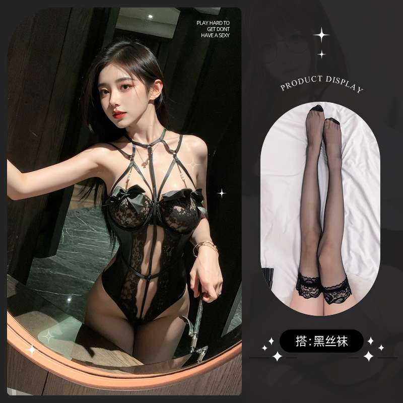 검은색 점프수트 + 검은색 스타킹