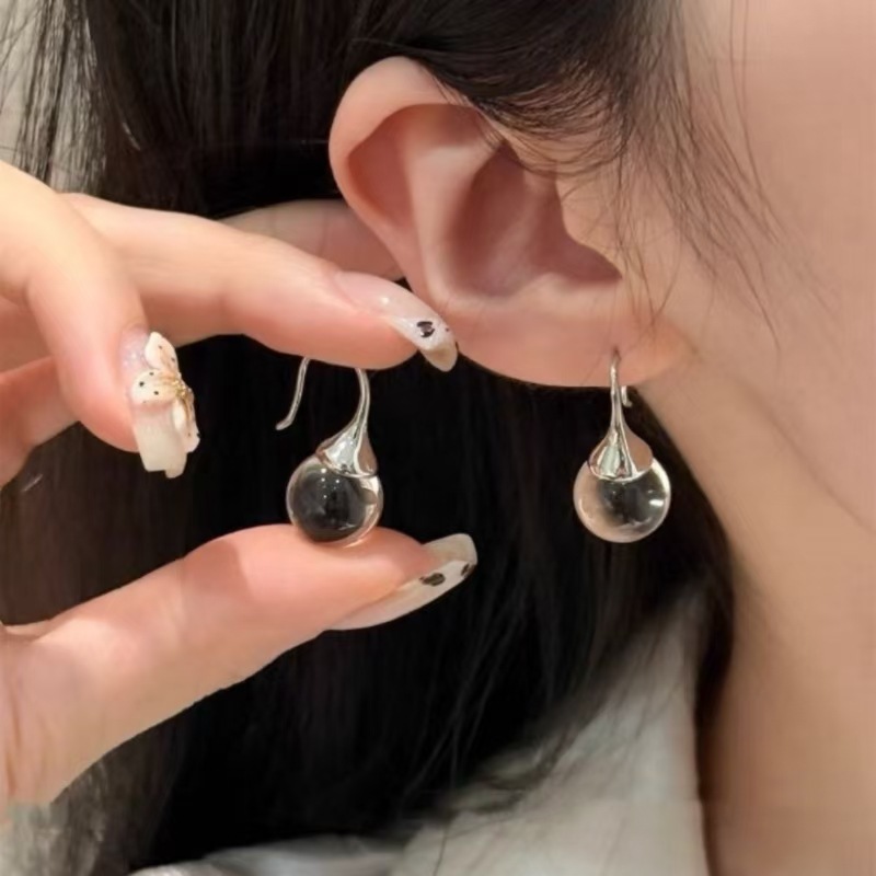 New White Crystal Bead Earrings with Niche Design, Instagram-Worthy, Suitable for Daily Wear, Transparent Natural White Crystal Earrings, Simple