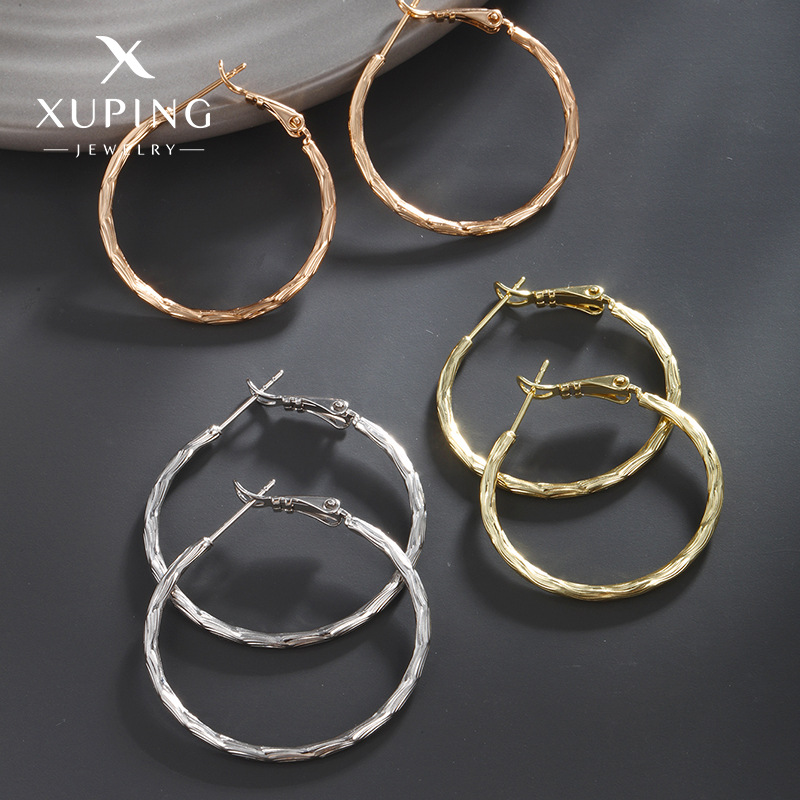 Xuping Jewelry Cobre Chapado en oro Flor de coche Círculo geométrico Pendientes exagerados Personalidad europea y americana Pendientes de alta gama Pendientes Mujeres