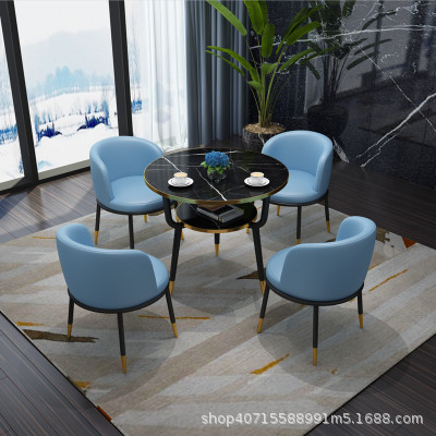 하늘색 가죽 의자 4개와 테이블 1개