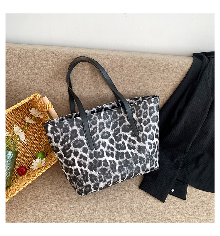 Women's Large Pu Leather Leopard Streetwear Square Zipper Tote Bag display picture 23