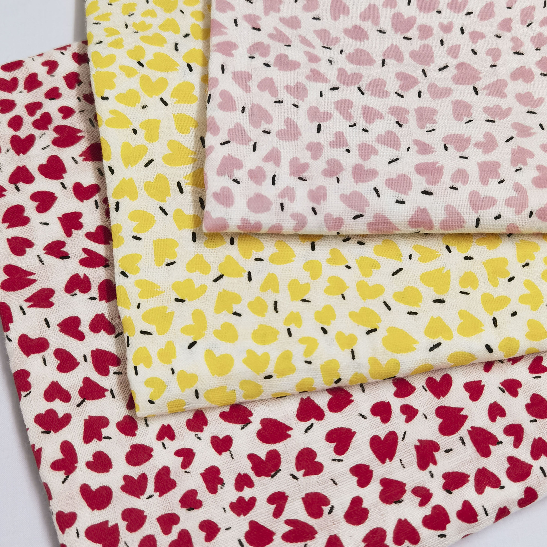 春夏款提花梭织料现代几何爱心图形印花布料连衣裙衬衫童装面料