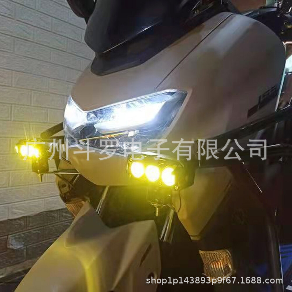Motocicleta motocicleta Spotlight externo tres cuentas Spotlight alto brillo tres luces intermitentes Luz Blanca Amarilla luz LED pavimentación Spotlight