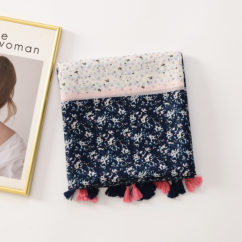 Estilo étnico retro contraste color azul oscuro pequeña flor borla bufanda decorativa viajes protector solar Toalla de playa algodón y lino sensación bufanda